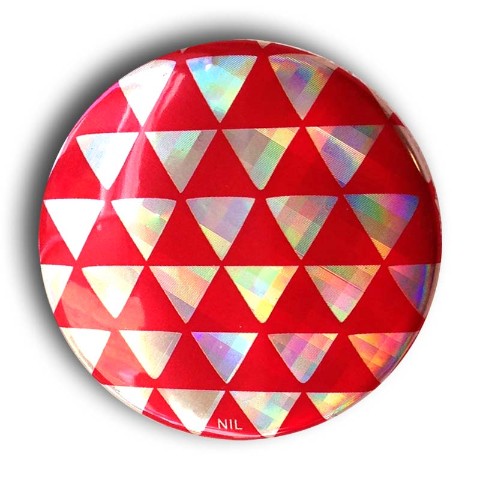 【NIL】お守り缶バッジ 40mm　スペシャル　鱗（うろこ）　角ホログラムベース/RED