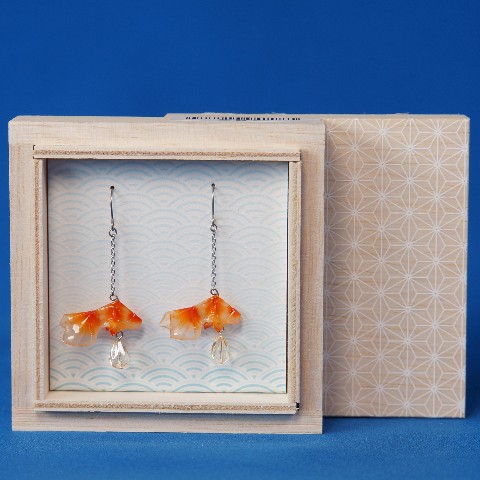 カミノシゴト Origami Jewel 和金魚 桜錦 イヤリング 雑貨通販 ヴィレッジヴァンガード公式通販サイト