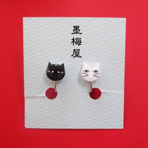 墨梅屋】猫イヤリング1黒×白 / 雑貨通販 ヴィレッジヴァンガード公式