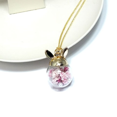 Deco Chan 桜色のかすみ草ネックレス うさみみガラスドーム 雑貨通販 ヴィレッジヴァンガード公式通販サイト