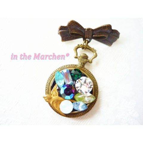 【in the Marchen*】「旅立ち」アンティーク風懐中時計型リボンブローチ　宝石の寄せ盛り細工