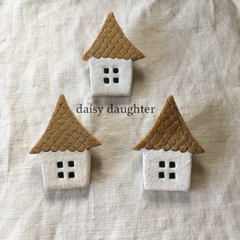【daisy daughter】とんがり屋根のおうちブローチ