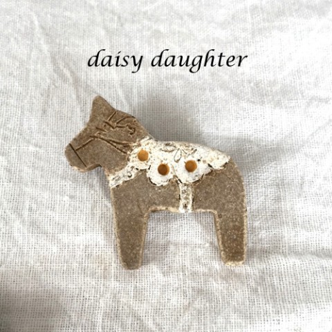 【daisy daughter】ダーラナホースブローチ