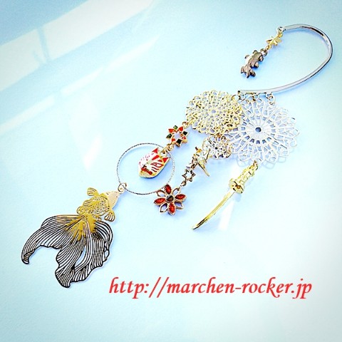 KyurriA】☆緋色狐と金魚のお遊び☆リバーシブル和風イヤーフック  