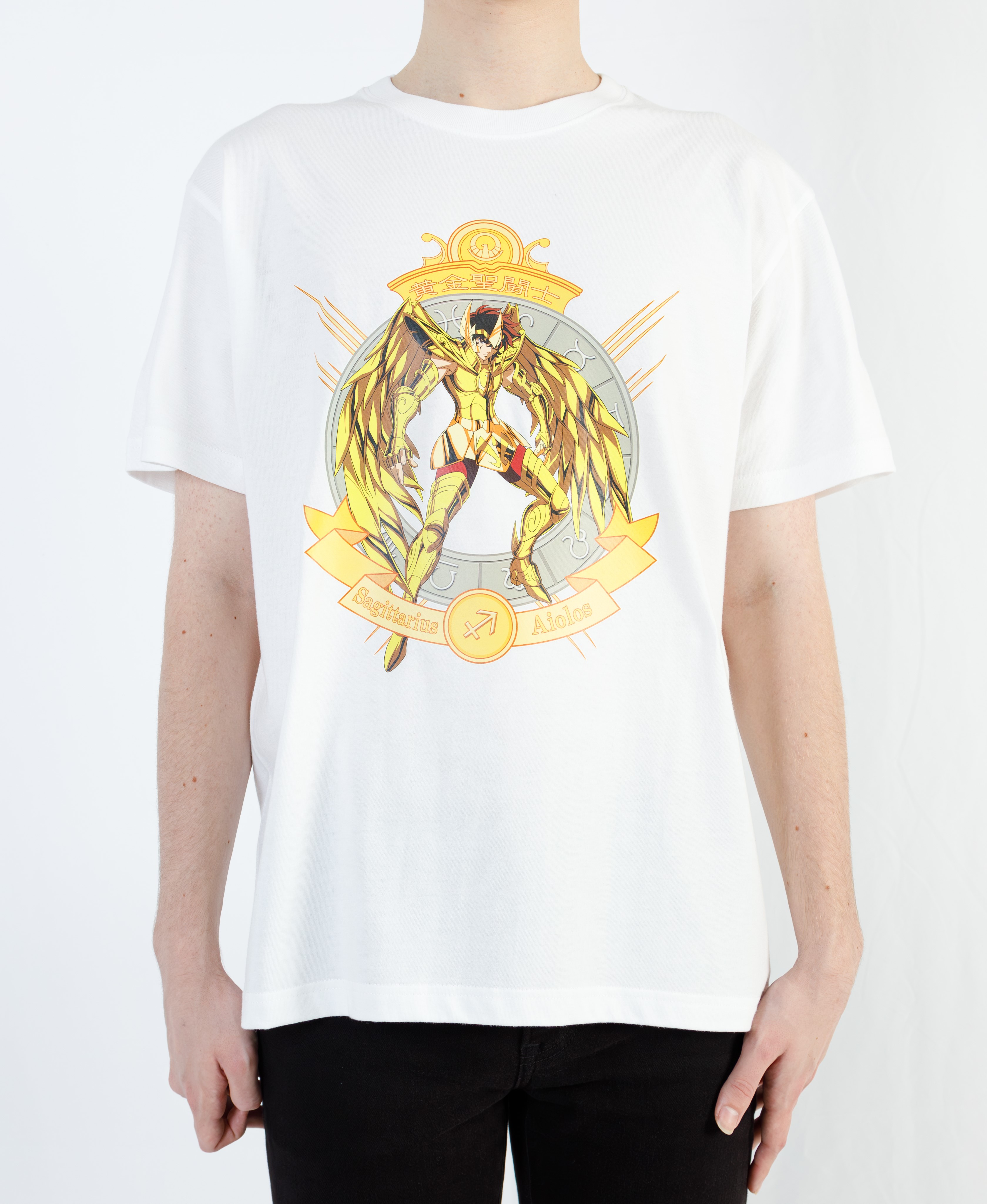【聖闘士星矢】黄金ｻｼﾞﾀﾘｱｽのｱｲｵﾛｽTﾊｰﾃﾞｽ編/WHT/XXL