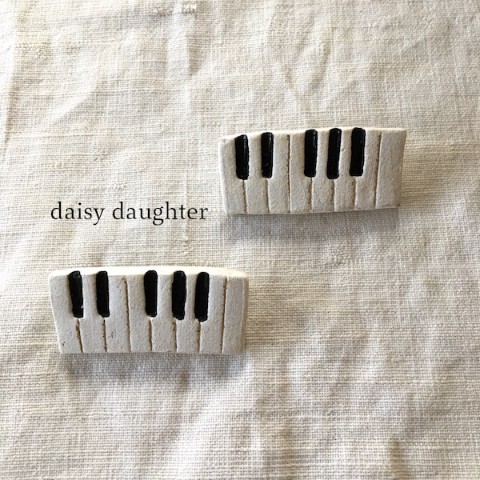 【daisy daughter】ピアノ＆オルガンの鍵盤ブローチ