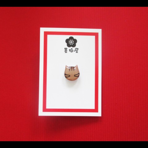 【墨梅屋】ピンバッジミニ猫２キジトラ