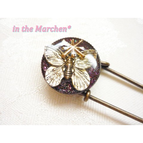 【in the Marchen*】「秘密の理化学実験室」ピンブローチ　白銀化した蝶の標本　群青