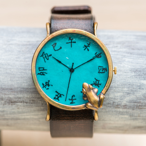 ゆったりとした時が流れる、手作りの温かい腕時計を。