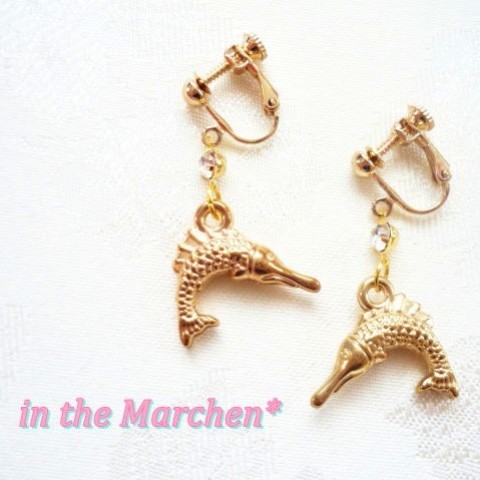 【in the Marchen*】「幻想生物　金の魚の耳飾り」イヤリング(ダツ突き刺す魚)
