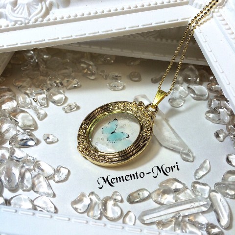 【Memento-Mori】水中標本モルフォのネックレス　丸い額の標本　ゴールド