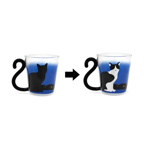 マグカップ（ガラス）　黒猫　色変わり夜明け　しっぽ左