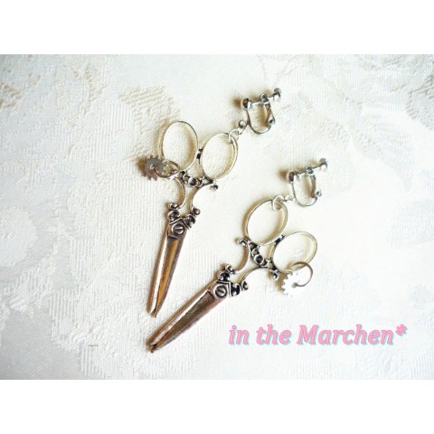 【in the Marchen*】「銀古美の小さな歯車とアンティークな鋏」のイヤリング２　シザー