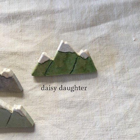 【daisy daughter】山脈グリーン　ブローチ