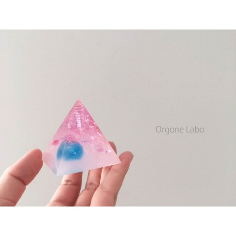 【Orgone Labo】置き型オルゴナイト  ピラミッド(pink clouds)