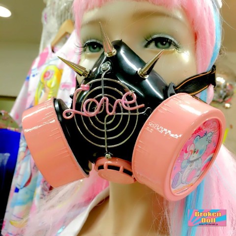 Broken Doll ガスマスク Yue Kihara Ver 1 パステルピンク 雑貨通販 ヴィレッジヴァンガード公式通販サイト