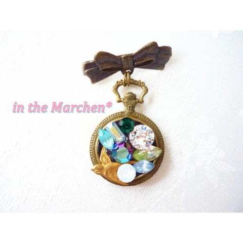 【in the Marchen*】「旅立ち」アンティーク風懐中時計型リボンブローチ　宝石の寄せ盛り細工