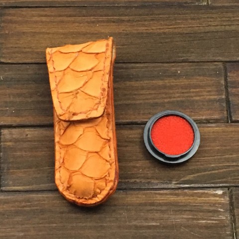 魚革の本革製ボタン式印鑑ケース【オレンジ】　ミニ朱肉付き