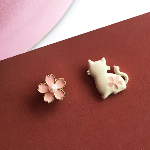 【＃kawaiiiii!】小さな白猫と桜のスタッドピアス