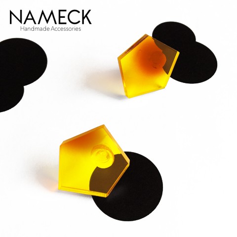 【NAMECK-ナメック-】べっ甲柄のペンタゴンピアス