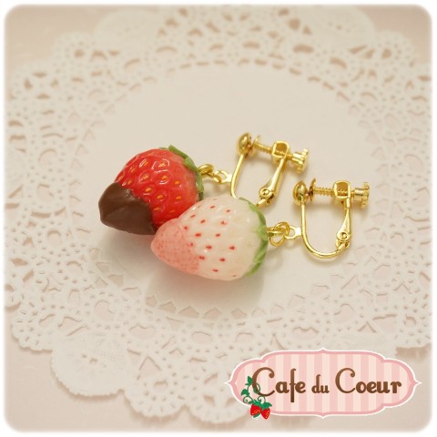 【Cafe du coeur】チョコ掛け苺のイヤリング