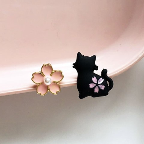 【＃kawaiiiii!】小さな黒猫と桜のスタッドピアス